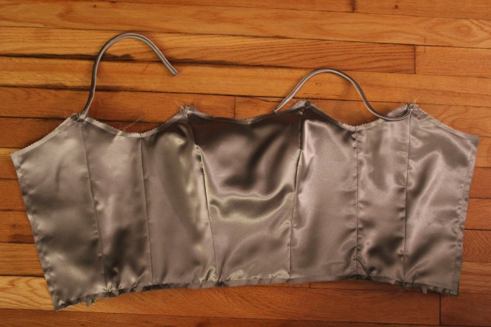 Finally I attached the straps and the lining (which is the same fabric as the outer fabric)